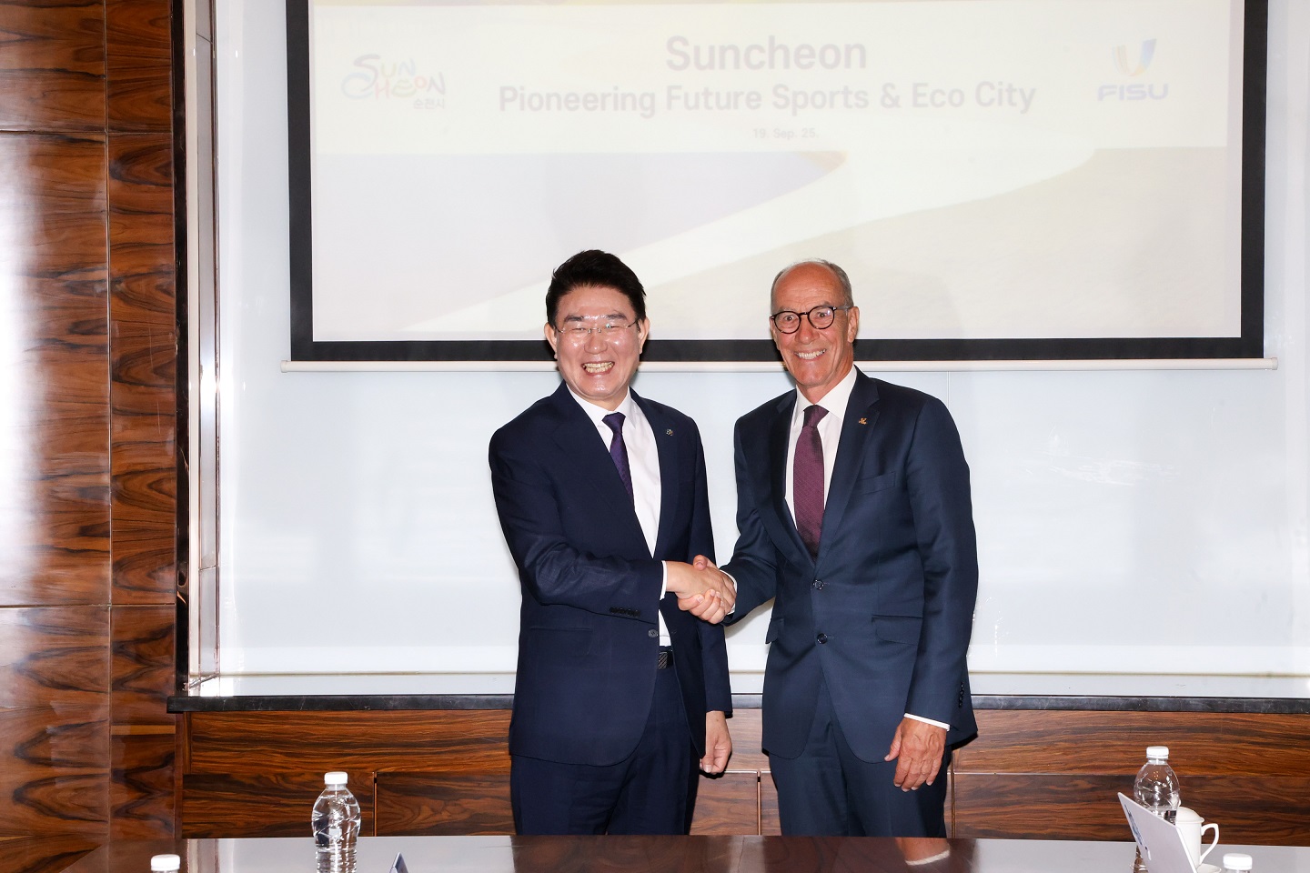 19일 노관규 순천시장이 중국 다롄에서 레온즈 에더 국제대학스포츠연맹(FISU) 회장을 만나 순천시의 2035년 세계유니버시아드대회 개최 의향을 설명한 뒤 기념촬영을 하고 있다.jpg 이미지입니다.