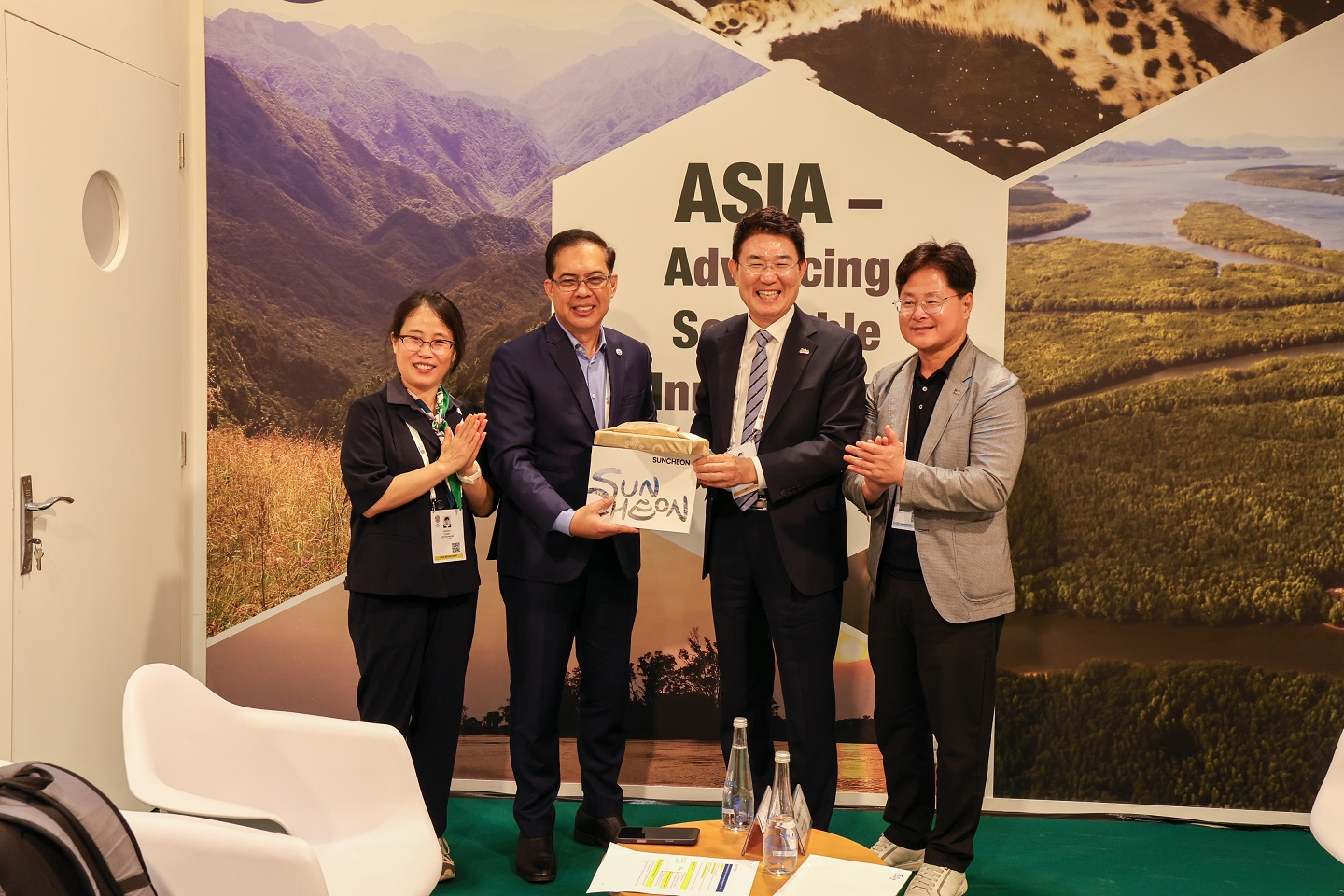 지난 9일 아랍에미리트 아부다비에서 노관규 순천시장이 딘도 캄필란(Dindo Campilan) IUCN 아시아지역책임자와 양자회담을 갖고 기념사진을 촬영하고 있다
(왼쪽부터 정선화 정부협력관, 딘도 캄필란 IUCN 아시아지역책임자, 노관규 순천시장, 황태주 전략기획국장)