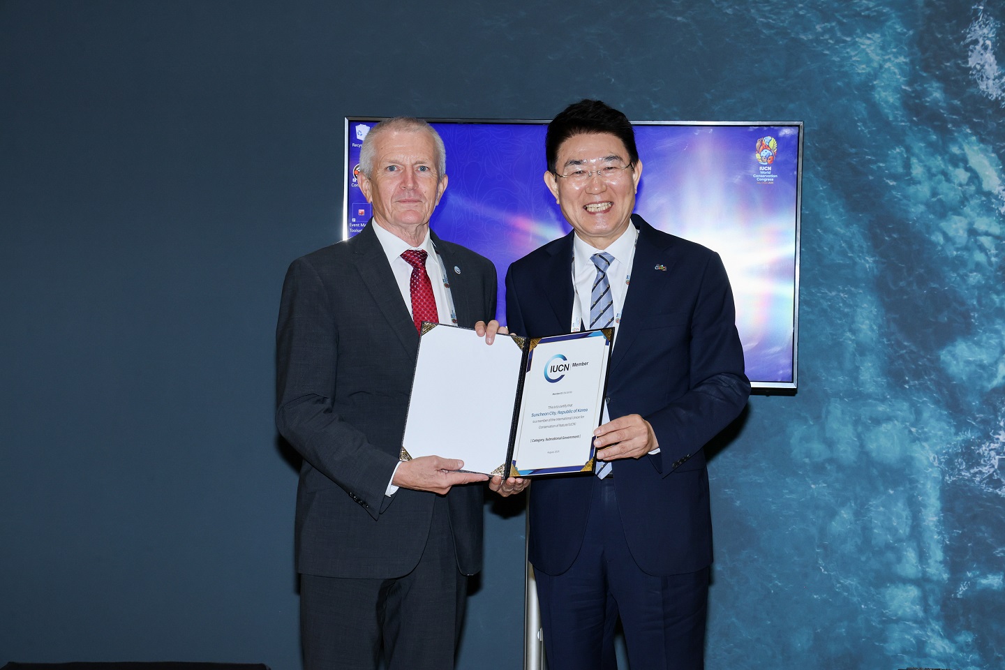 지난 9일 아랍에미리트 아부다비에서 스튜어트 매기니스(Stewart Maginnis) IUCN 부사무총장이 노관규 순천시장에게 IUCN 가입증서를 전달하고 있다